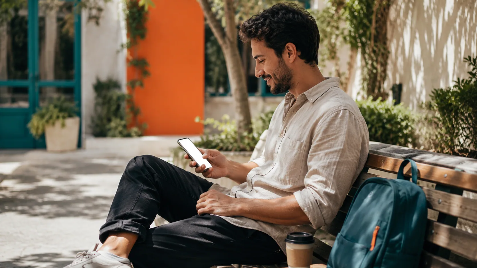 פרילנסרית עם סמארטפון על ספסל בשמש · חשבונית מהנייד ב-NETO