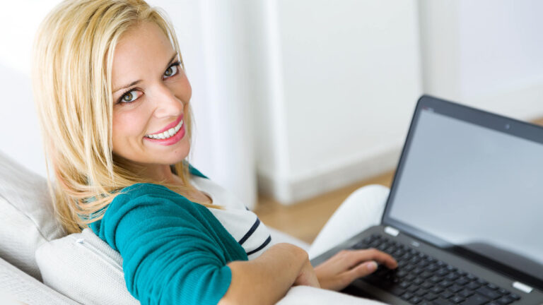 אישה מחייכת