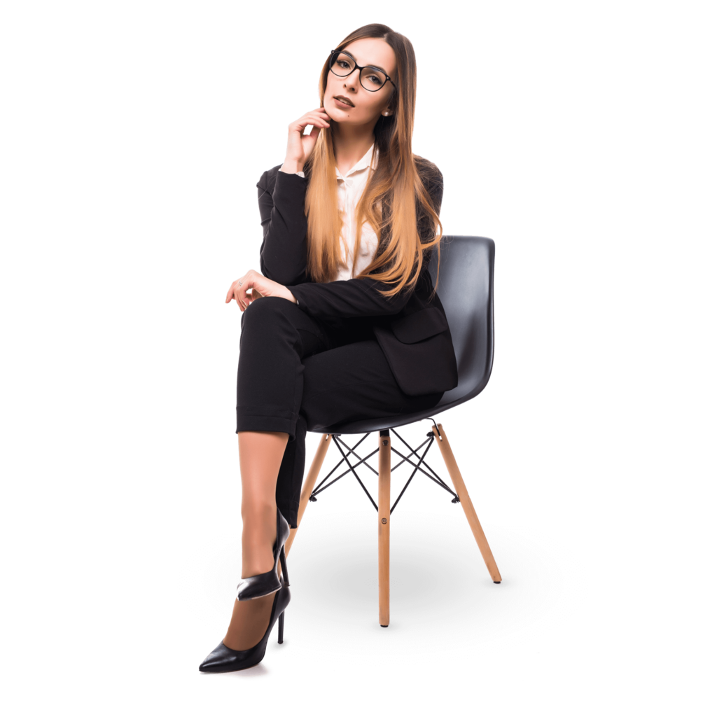 אישה יושבת על כיסא עושה פוזה