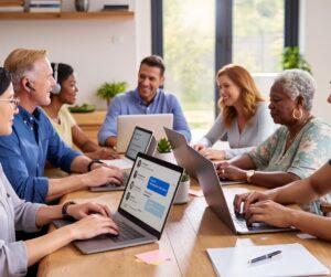 האם חייב להפריש לפנסיה לעובד? שולחן משרדי מסודר עם מחשב נייד פתוח המציג גרף יציב, משקפי ראייה ומחשבון.