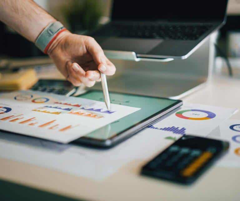 גרפים ונתונים על השולחן עלות מעסיק - חישוב כמה באמת עולה להעסיק עובד? ההבדל בין הברוטו לעלות הכוללת. יזהר כהן מסביר את המרכיבים הסמויים: ביטוח לאומי, פנסיה ופיצויים.