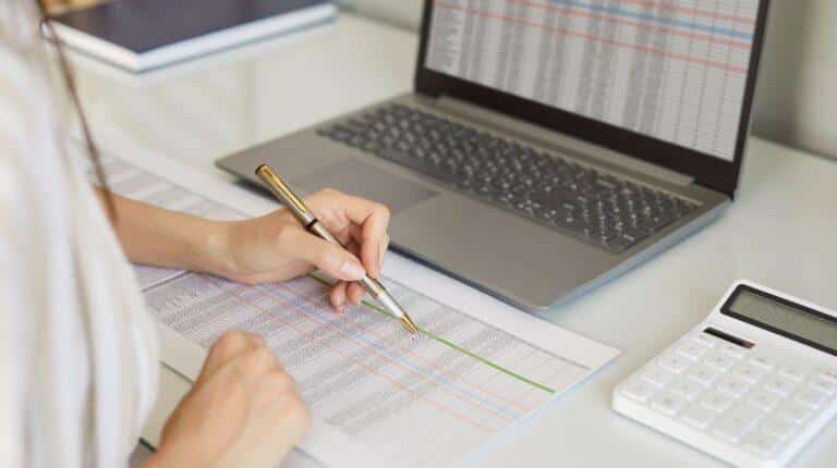 כיצד לנהל את כל ההכנסות מלקוחות שונים במקום אחד מסודר