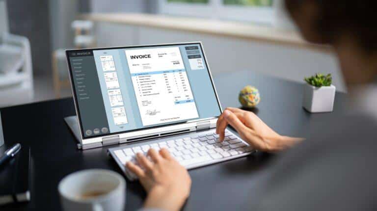 מה ההבדל בין הוצאת חשבונית דרך שירות לבין פתיחת עוסק מורשה